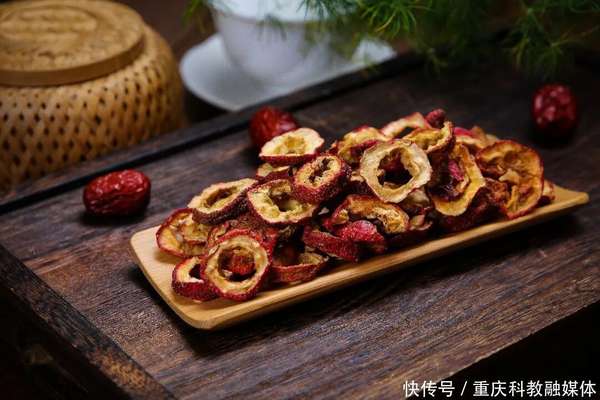 山楂配3物煮水功效(山楂配3物，常喝这3杯“黄金饮”：通血管、甩掉肚腩，医生都偷藏的方子)