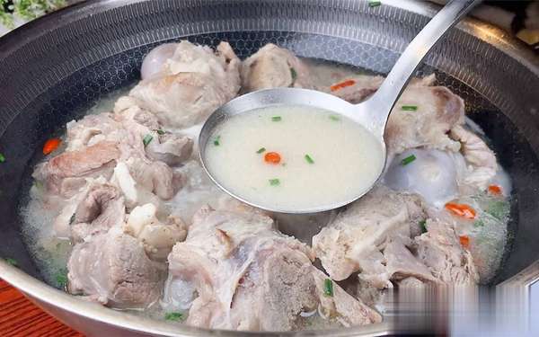 养骨建议少吃3种蔬菜多做3件事(养骨别只喝骨头汤！这4样“隐形养骨高手”便宜又有效)