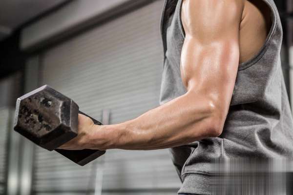 握力对运动表现有帮助吗(握力影响上半身运动，跟做8个动作强化握力)