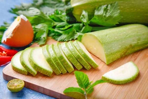 医生为何总提醒吃柿子要留心(医生警告：常吃西葫芦，身体可能会出现这5大变化！)