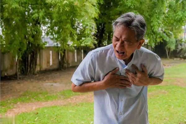 身体出现3个症状，预示高血脂加重！做好3件事缓解病情