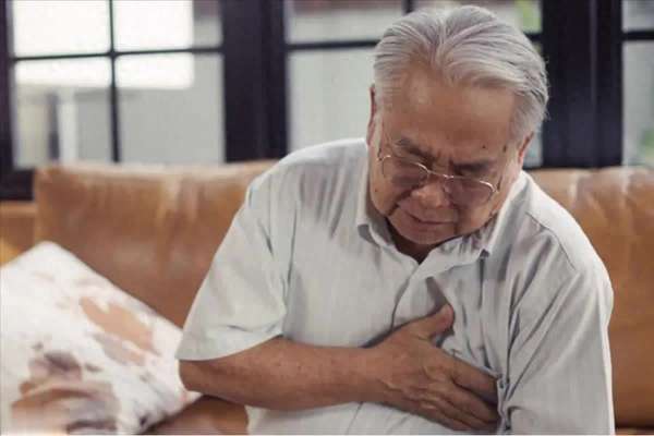 医生再三叮嘱不能劳累不能生气(医生叮嘱心脏病患者：宁可躺着，也别总做这4事)