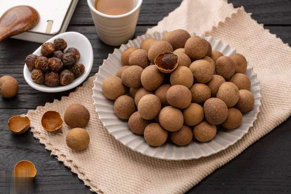 老人低血压吃什么好(医生揭秘：低血压老人常吃桂圆干，半年后身体或现6大变化)