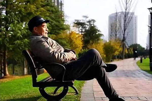 晒太阳补钙是“假”的？骨科医生：老了补钙这5事比晒太阳重要