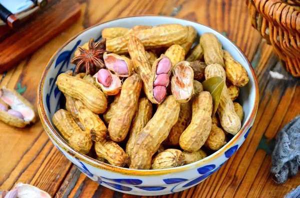 医生专家讲每天吃21种食物(医生揭秘：老年人每天吃花生，不久后身体或有3大改善)