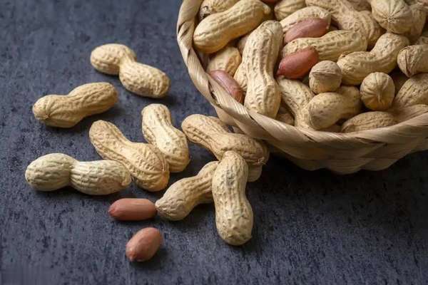 调查：老人坚持吃花生半年，身体或有3种变化