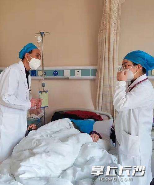 一对一24小时陪护多少钱(“一对二”陪护服务价格下调20%！这家医院下调陪护费用，减轻患者家庭负担)