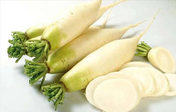 医生讲冬天吃萝卜(医生揭秘：老人每天吃萝卜，不久后身体或有4种变化)