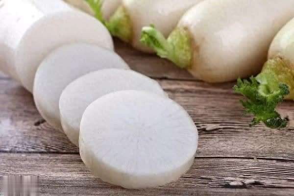 肺气肿吃萝卜好吗(肺气肿病人坚持吃萝卜一年，复查结果惊人！吃白萝卜真对肺好？)