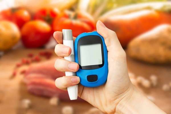 60岁老人晚饭不吃好吗(60岁大叔坚持不吃晚餐清斑块、软化血管，效果咋样？)