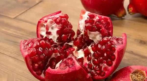 石榴可以治疗慢性前列腺炎(医生直言：石榴对4种慢性病有益，建议常吃！立大功了？)
