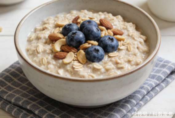 燕麦为什么被医生建议少吃(燕麦粥又火了！医生提醒：常喝燕麦粥的人，不久后会有这3大改善)