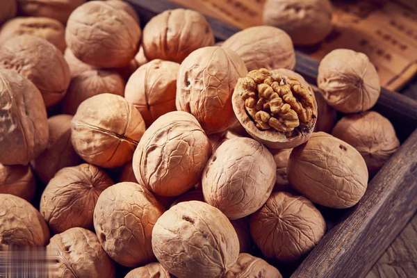 核桃对肾病患者有好处吗(核桃是“肾脏杀手”？肾病患者吃坚果要注意这些！)