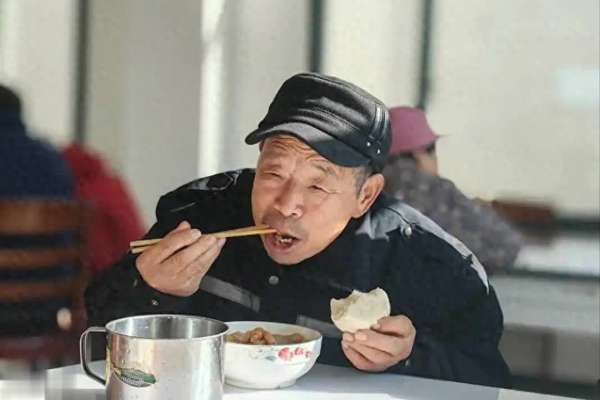 60岁以后吃饭七分饱错了(60岁后，“吃饭七分饱”未必适合？科学饮食这样做)