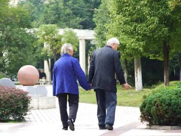 散步对脂肪肝有好处吗(散步：脂肪肝患者的温和“救星”)