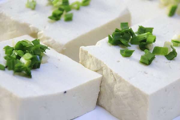 女性雌激素过多吃什么食物(女性雌激素那些事：吃对食物补充它，不足时身体会有这些表现)