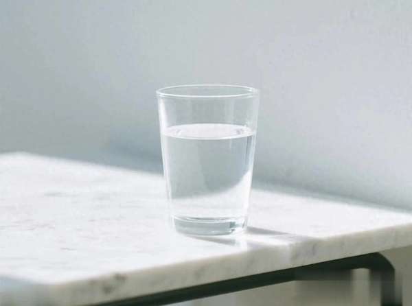清晨第一杯水有什么好处(清晨第一杯水，避开3种伤脾阳、生湿气的常见喝法！)