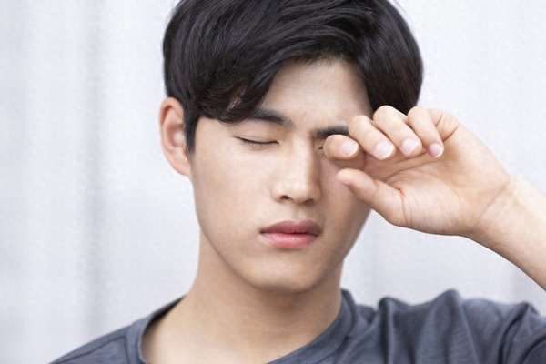 眼睛肿疼怎么快速消除(眼睛肿疼别慌！这些方法快速舒缓“疲惫双眸”)