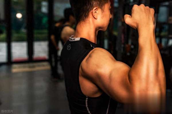男人变强的七个特征(男人想变强？每天坚持这六个动作就行！)