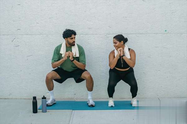 深蹲俯卧撑100个(深蹲+俯卧撑100天实测：5大身体蜕变，后悔没早练！)