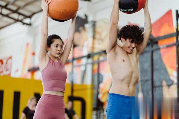 如何干掉脂肪露男神腹肌？吃练两步走搞定