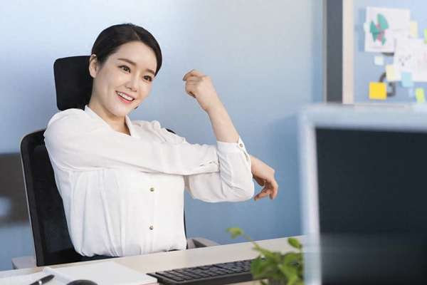 办公室偷练“椅子深蹲法”，3周臀围涨3cm，腰突风险降25%