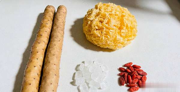 银耳和山药一起炖的做法(银耳山药一甜一糯，清润组合养出中老年人好气色！)