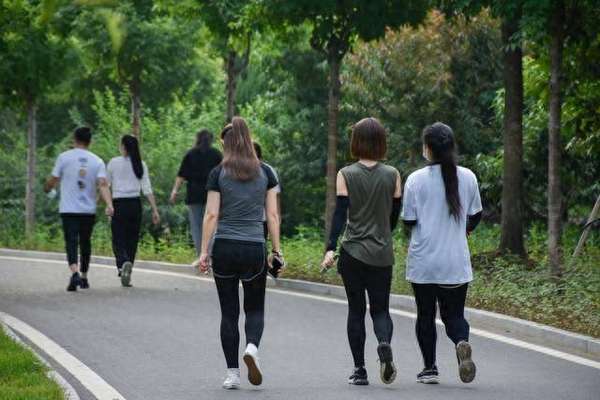 走路时有什么症状和表现(走路后出现这些症状，可能暗示血管有问题！)