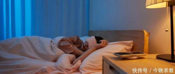 后半夜一会睡一会醒反复好几次(一夜醒好几次，睡了却像没睡？长期这样，大脑老得更快，全身炎症悄悄升高)