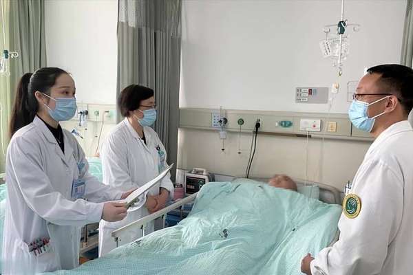 睡觉感觉脑血管跳动(提醒：老人这么睡觉脑血管易“堵死”，这几点要牢记)