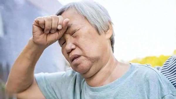 经常散步能降血脂吗(经常散步能降血脂？医生提醒上了年纪散步注意几点，早了解！)