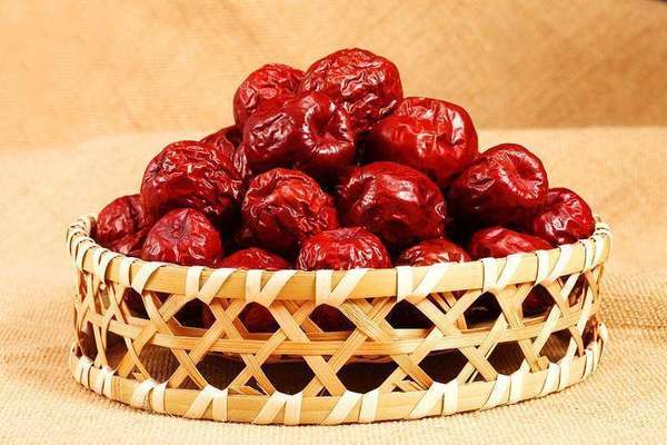 每天吃多少红枣能起到补血的功效(红枣最大功效或非补血！长期吃红枣好坏处一文说清)