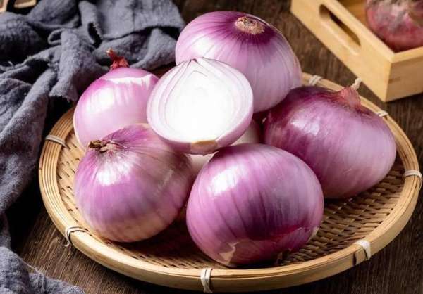 中老年人远离洋葱？医生忠告：这几物别轻易吃，否则易进医院