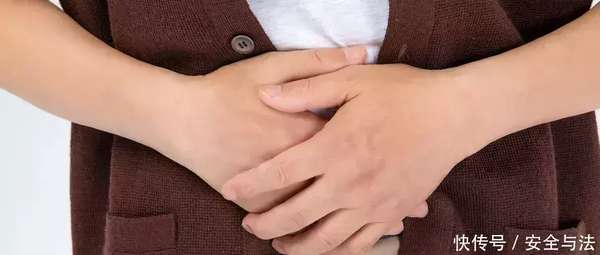 吃下去的东西感觉堵在胸口(吃下去的东西，如能在这个时间内排出来！说明你的肠道很健康)