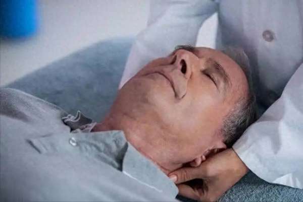 68岁大伯偏瘫事件(60岁大伯脑梗偏瘫，家人痛哭：误当颈椎病瞎按摩，早该检查)