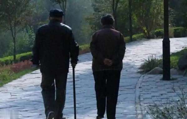 上了年纪的人不适合爬山(上年龄的人不能散步？55岁后牢记散步“3不要”，医生多次提醒)