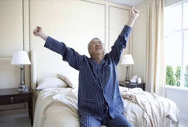老人睡懒觉是什么预兆(调查发现：老人每天睡懒觉，半年后身体或有3种变化！)