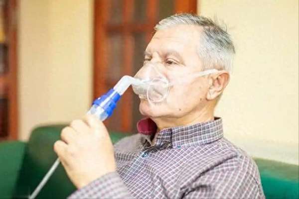 查出肺气肿但医生却没给治疗(医生警告：查出肺气肿，这几物马上停吃，别害了自己)