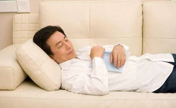 过了60岁后牢记午睡三不要(过了60岁要控制午睡？医生：不想身体受损，午睡保持3习惯)