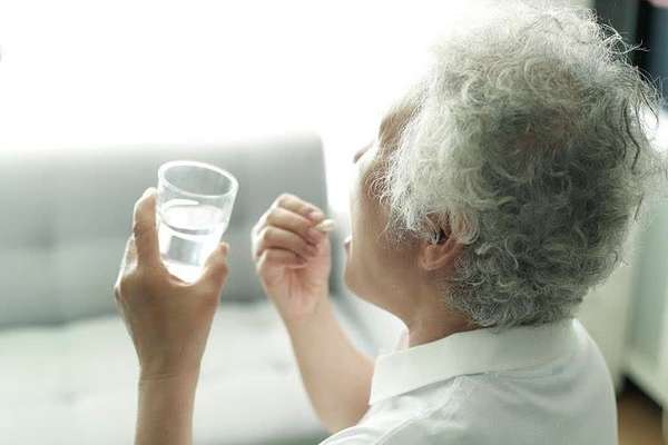 吃他汀一颗花生都不能碰吗(吃他汀一颗花生都不能碰？不止花生，这4样食物也要小心)