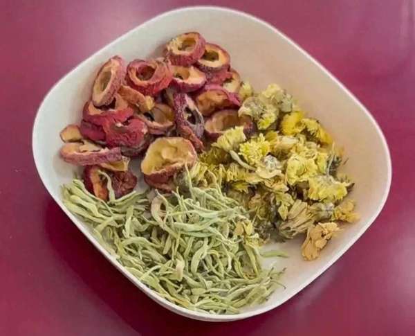 冬日“山楂黄金饮”：三杯通血管甩肚腩，医生私藏秘方！