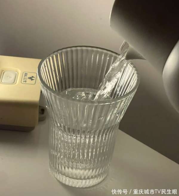 晨起空腹喝杯水，身体悄悄收获5大好处！医生都在推荐