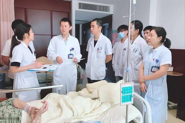 补钙对血管有影响吗(补钙或影响血管！60岁后，医生强调补钙“三不要”)