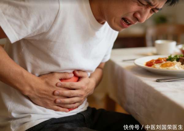 胃溃疡一阵一阵的痛是怎么回事(胃溃疡一痛就忍？医生警告：2种错误应对，或让小溃疡变大病)