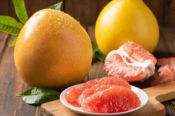 医生为什么每天吃柚子(医生再次提醒：常吃柚子，肠道不久或有5个变化)
