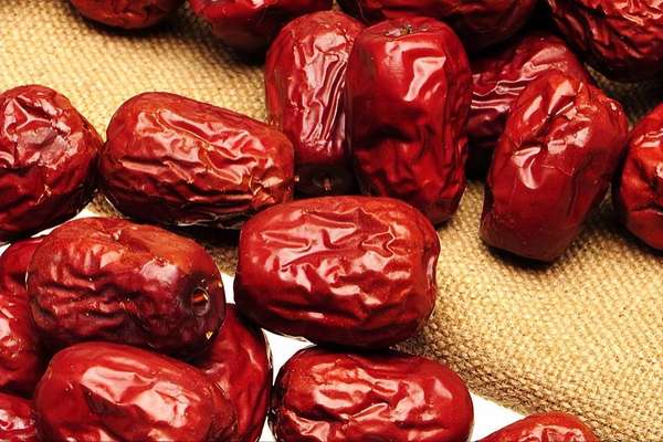 红枣再次成为关注焦点(红枣成关注焦点！医生提醒吃红枣这5点要注意)