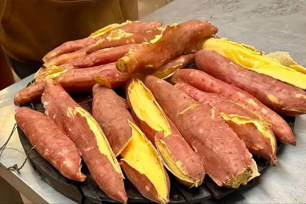 专家讲地瓜生吃原视频(医生揭秘：入冬常吃蒸红薯，肠胃不久或有4个变化)