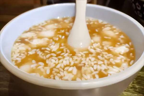 医生叮嘱多喝酒(医生提醒：常吃醪糟，一段时间后肠道或有4大变化！)