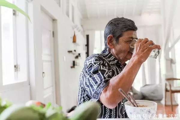 肺有问题饮食注意什么(肺有问题，要注意喝水！医生多次强调：肺不好的人，这4种习惯要当心)