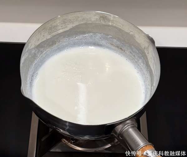 喝牛奶最佳时间，是早晨、晚上、还是饭后？很多人弄错，难怪营养不吸收